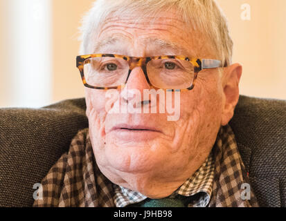 Hamburg, Deutschland. 28. April 2017. Datei - Sir Jeffrey Tate, Dirigent der Hamburger Symphoniker, fotografiert während einer Presse Fortbildungsveranstaltung des Sinfonieorchesters auf der Saison 2017/18 in der Laeisz-Halle in Hamburg, Deutschland, 28. April 2017. Tate ist tot. Der 74-j hrige aus Großbritannien starb am 2. Juni 2017 in Bergamo (Italien), einen Herz-Angriff, ein Sprecher der Hamburger Symphoniker informiert. Foto: Daniel Bockwoldt/Dpa/Alamy Live News Stockfoto