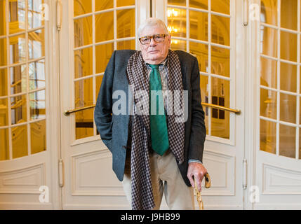 Hamburg, Deutschland. 28. April 2017. Datei - Sir Jeffrey Tate, Dirigent der Hamburger Symphoniker, fotografiert während einer Presse Fortbildungsveranstaltung des Sinfonieorchesters auf der Saison 2017/18 in der Laeisz-Halle in Hamburg, Deutschland, 28. April 2017. Tate ist tot. Der 74-j hrige aus Großbritannien starb am 2. Juni 2017 in Bergamo (Italien), einen Herz-Angriff, ein Sprecher der Hamburger Symphoniker informiert. Foto: Daniel Bockwoldt/Dpa/Alamy Live News Stockfoto