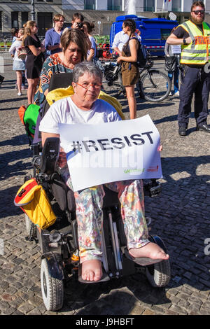 Berlin, Deutschland. 2. Juni 2017. Green Peace & Berliner protestieren außerhalb US-Botschaft, nachdem Präsident Donald Trump Rückzug aus Paris Klimaschutzabkommen kündigt. Der Umzug wurde international verurteilt und die USA jetzt schließt sich Syrien und Nicaragua als weltweit einzige nicht-Teilnehmer in der Übereinkunft von Wahrzeichen. Bildnachweis: Eden Breitz/Alamy Live-Nachrichten Stockfoto