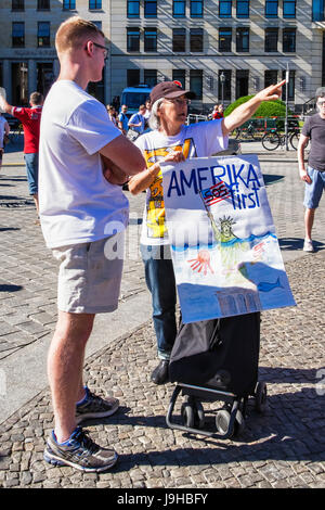 Berlin, Deutschland. 2. Juni 2017. Green Peace & Berliner protestieren außerhalb US-Botschaft, nachdem Präsident Donald Trump Rückzug aus Paris Klimaschutzabkommen kündigt. Der Umzug wurde international verurteilt und die USA jetzt schließt sich Syrien und Nicaragua als weltweit einzige nicht-Teilnehmer in der Übereinkunft von Wahrzeichen. Bildnachweis: Eden Breitz/Alamy Live-Nachrichten Stockfoto