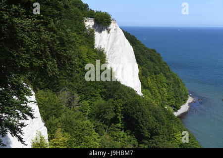 Blick auf den 117 Meter hohen "Koenigsstuhl" Klippen (lit.) "Des Königs Chair"), fotografiert im Nationalpark Jasmund in der Nähe von Sassnitz auf der Insel Rügen, Deutschland, 2. Juni 2017. Das Natur-Park-Center informiert über die Schaffung von einzigartigen Kreidefelsen vor 70 Millionen Jahren. Das UNESCO-Welterbe in Deutschland laden Sie Besucher über Pfingstwochenende mit dem Motto "Weltkulturerbestätten Marketingwettbewerb" (lit.) "Welterbe verbindet"). Die zentrale Öffnung wird am 4. Juni auf der Weltkulturerbe alte Buchenwälder auf Rügen Insel gefeiert. Foto: Stefan Sauer/Dpa-Zentralbild/dpa Stockfoto