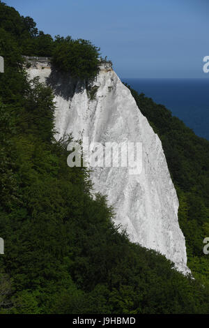 Blick auf den 117 Meter hohen "Koenigsstuhl" Klippen (lit.) "Des Königs Chair"), fotografiert im Nationalpark Jasmund in der Nähe von Sassnitz auf der Insel Rügen, Deutschland, 2. Juni 2017. Das Natur-Park-Center informiert über die Schaffung von einzigartigen Kreidefelsen vor 70 Millionen Jahren. Das UNESCO-Welterbe in Deutschland laden Sie Besucher über Pfingstwochenende mit dem Motto "Weltkulturerbestätten Marketingwettbewerb" (lit.) "Welterbe verbindet"). Die zentrale Öffnung wird am 4. Juni auf der Weltkulturerbe alte Buchenwälder auf Rügen Insel gefeiert. Foto: Stefan Sauer/Dpa-Zentralbild/dpa Stockfoto