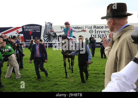 Epsom, Surrey, UK 2. Juni 2017 Franki Dettori wird von Trainer John Gosden begrüßt (rechts mit Hut) nach dem Gewinn der Eichen auf Enable in Epsom Downs Credit: Motofoto/Alamy Live News Stockfoto