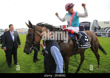 Epsom, Surrey, UK 2. Juni 2017 Franki Dettori wird von Trainer John Gosden begrüßt (rechts mit Hut) nach dem Gewinn der Eichen auf Enable in Epsom Downs Credit: Motofoto/Alamy Live News Stockfoto