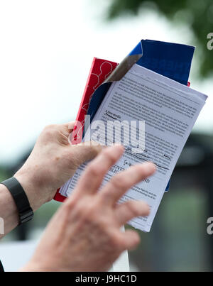 John Prescott (Herr Prescott) halten die Conserative Manifest auf einer Kundgebung der Labour-Kampagne in Mansfield, Nottinghamshire Stockfoto