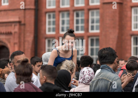 Cardiff, Wales, UK. 2. Juni 2017. Fans genießen die Atmosphäre bei der European Championship Finale Fan Village in Cardiff Bay, am Abend vor dem Spiel. Das Wetter war bewölkt und regnerisch, aber Leute kamen noch die Pre Match Build für das Spiel zwischen Juventus Turin und Real Madrid Kredit zu genießen: Gary Parker/Alamy Live News Stockfoto