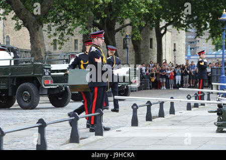 Der Honourable Artillery Company (HAC), der City of London Reserve-Armee-Regiment, in der zeremoniellen Kleidung hinterlässt ihre Kasernen im Zeughaus House und Fahrt durch die Stadt in ihren livrierter Pinzgauer-Fahrzeugen mit einer Escort Lady, den Tower of London, ein 62 Feuer Royal Salutschüsse am 13:00. Stockfoto