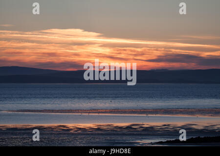 Morecambe, Lancashire, Vereinigtes Königreich. 2. Juni 2017. Blick über Morecambe Bay in Richtung Süden Lakeland Fells kurz nach Sonnenuntergang am späten Abend Sonnenlicht ist das Cloud-Scape über der Bucht Kredit reflektiert: David Billinge/Alamy Live News Stockfoto