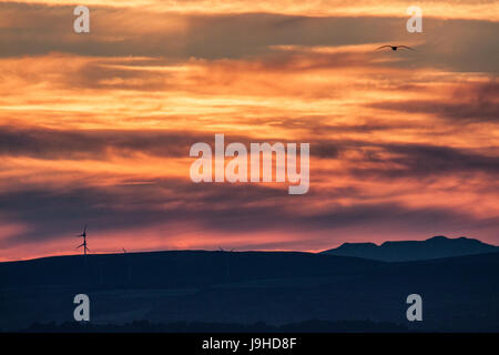 Morecambe, Lancashire, Vereinigtes Königreich. 2. Juni 2017. Blick über Morecambe Bay in Richtung Süden Lakeland Fells kurz nach Sonnenuntergang am späten Abend Sonnenlicht ist das Cloud-Scape über der Bucht Kredit reflektiert: David Billinge/Alamy Live News Stockfoto