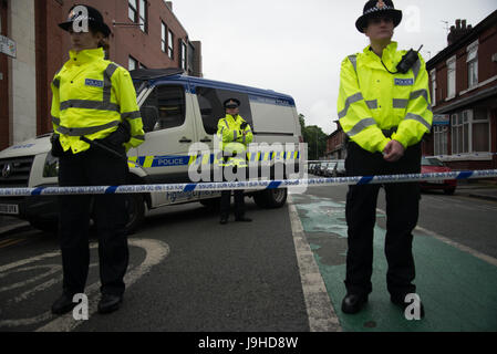 Manchester, UK. 2. Juni 2017. Polizisten bewachen den abgesperrten Bereich einer Straße, dem Teil der Untersuchung in der Manchester Arena-Explosion, in Manchester, Vereinigtes Königreich, Freitag, 2. Juni 2017 stattfindet. Polizei des Großraums Manchester behandeln die Explosion nach dem Ariana Grande-Konzert, das am 22.05.2017 in Manchester Arena stattfand, als ein Terroranschlag. Bildnachweis: Jonathan Nicholson/Alamy Live-Nachrichten Stockfoto