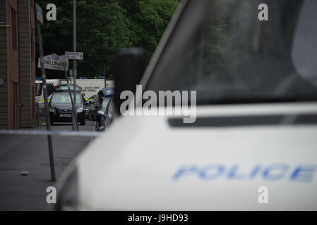 Manchester, UK. 2. Juni 2017. Ein Vereinigtes Königreich Streitkräfte Bombe Abfallbehälter und einen Polizeiwagen auf dem Teil der Untersuchung zur Explosion Manchester Arena in Manchester, Vereinigtes Königreich, Freitag, 2. Juni 2017 stattfindet. Polizei des Großraums Manchester behandeln die Explosion nach dem Ariana Grande-Konzert, das am 22.05.2017 in Manchester Arena stattfand, als ein Terroranschlag. Bildnachweis: Jonathan Nicholson/Alamy Live-Nachrichten Stockfoto