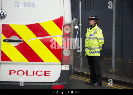 Manchester, UK. 2. Juni 2017. Ein Polizist bewacht den abgesperrten Bereich einer Straße, dem Teil der Untersuchung in der Manchester Arena-Explosion, in Manchester, Vereinigtes Königreich, Freitag, 2. Juni 2017 stattfindet. Polizei des Großraums Manchester behandeln die Explosion nach dem Ariana Grande-Konzert, das am 22.05.2017 in Manchester Arena stattfand, als ein Terroranschlag. Bildnachweis: Jonathan Nicholson/Alamy Live-Nachrichten Stockfoto