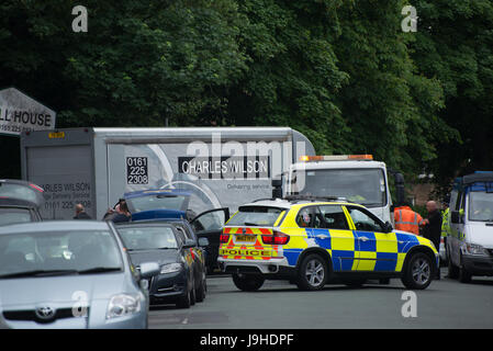 Manchester, UK. 2. Juni 2017. Ein van, geglaubt, um das verdächtige Fahrzeug enthalten, die Teil der Untersuchung in der Manchester Arena Explosion verlässt die Untersuchung-Szene in Manchester, Vereinigtes Königreich, Freitag, 2. Juni 2017. Polizei des Großraums Manchester behandeln die Explosion nach dem Ariana Grande-Konzert, das am 22.05.2017 in Manchester Arena stattfand, als ein Terroranschlag. Bildnachweis: Jonathan Nicholson/Alamy Live-Nachrichten Stockfoto