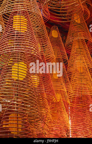 Weihrauch-Spulen im Inneren Ong Pagode, Can Tho, Mekong-Delta, Vietnam Stockfoto