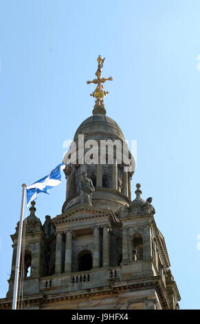 Die schottische Flagge, Andreaskreuz, fliegt auf die City Chambers, George Square, Glasgow, Schottland. Bei den Kommunalwahlen 2017 der schottischen Nation Stockfoto