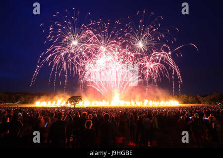 Feuerwerk während der Lucy im Himmel Event "Ausgesetzt-Zeit" in Camp Hill, Liverpool anlässlich des 50. Jahrestages der Veröffentlichung des Sgt. Peppers Lonely Hearts Club Band der Beatles. Stockfoto