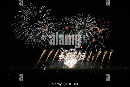 Feuerwerk während der Lucy im Himmel Event "Ausgesetzt-Zeit" in Camp Hill, Liverpool anlässlich des 50. Jahrestages der Veröffentlichung des Sgt. Peppers Lonely Hearts Club Band der Beatles. Stockfoto