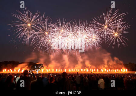 Feuerwerk während der Lucy im Himmel Event "Ausgesetzt-Zeit" in Camp Hill, Liverpool anlässlich des 50. Jahrestages der Veröffentlichung des Sgt. Peppers Lonely Hearts Club Band der Beatles. Stockfoto