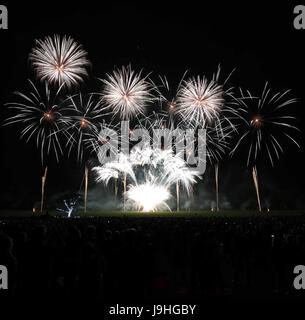 Feuerwerk während der Lucy im Himmel Event "Ausgesetzt-Zeit" in Camp Hill, Liverpool anlässlich des 50. Jahrestages der Veröffentlichung des Sgt. Peppers Lonely Hearts Club Band der Beatles. Stockfoto