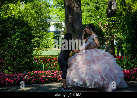 junges Mädchen gekleidet für Quinceanera oder Quitte, die Feier des fünfzehnten Geburtstag eines Mädchens im Arboretum in Dallas, Texas Stockfoto