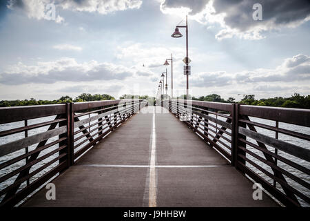 Die Spottdrossel Punkt Fußgängerbrücke überquert am Nordende des White Rock Lake in Dallas Stockfoto