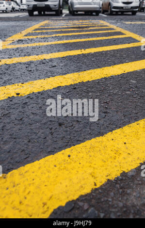 Straßenschild mit gelben Streifen eines Parkplatzes. Stockfoto