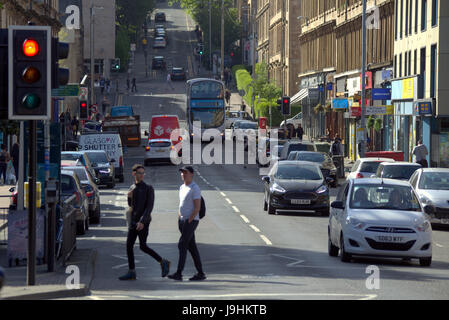 Glasgow Straße Szene Studenten an der Ampel überqueren Stockfoto