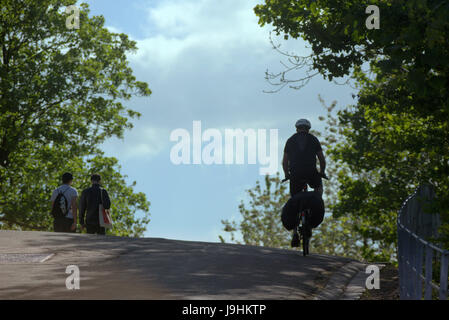 Glasgow Kelvingrove Park Szenen Radfahrer auf dem Fahrrad Stockfoto