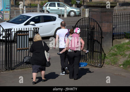Glasgow Kelvingrove Park Szenen Familie aussteigen, zu Fuß Stockfoto