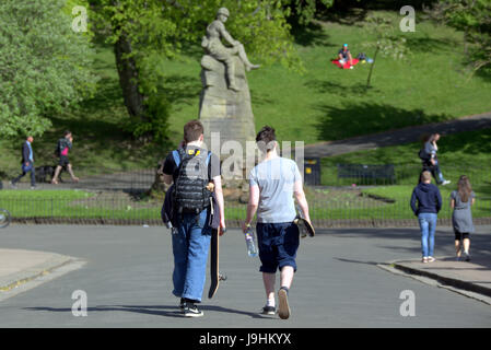 Glasgow Kelvingrove Park Szenen zwei Boarder Schlittschuh laufen Stockfoto