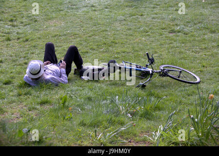 Glasgow Kelvingrove Park Szenen Radfahrer auf dem Fahrrad Stockfoto