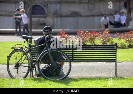 Glasgow Kelvingrove Park Szenen Radfahrer auf dem Fahrrad Stockfoto