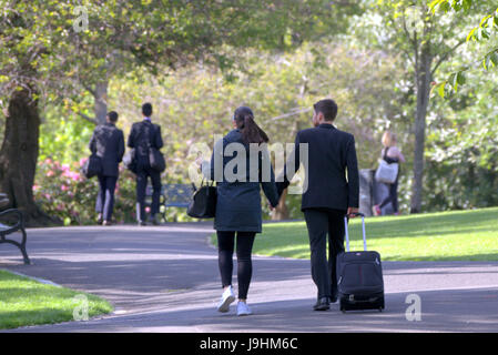 Glasgow Kelvingrove Park Szenen Paare Hand in Hand Stockfoto