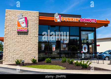 Indianapolis - ca. Juni 2017: Dunkin ' Donuts Einzelhandelsstandort. Dunkin ' ist Amerikas Liebling jeden Tag, den ganzen Tag Zwischenstopp für Kaffee und Backwaren V Stockfoto