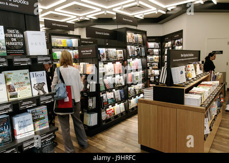 Die Menschen sind das Durchsuchen eines neu eröffneten Amazon Bücher lagern in Time Warner Center entfernt. Stockfoto