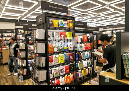 Die Menschen sind das Durchsuchen eines neu eröffneten Amazon Bücher lagern in Time Warner Center entfernt. Stockfoto