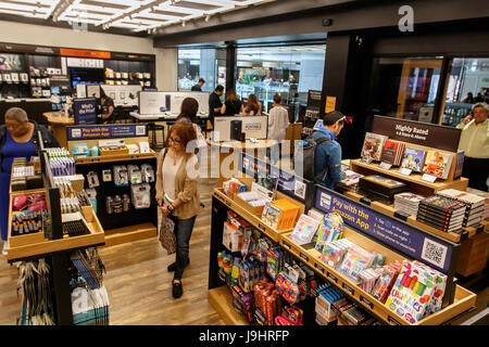 Die Menschen sind das Durchsuchen eines neu eröffneten Amazon Bücher lagern in Time Warner Center entfernt. Stockfoto