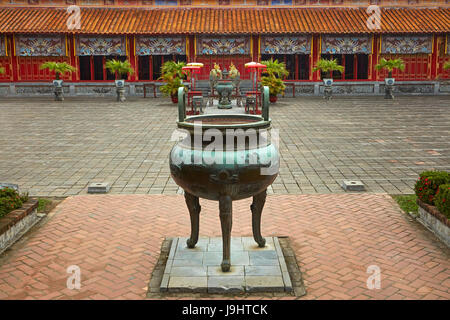 Einer der neun dynastischen Urnen (1835/36) und Mieu Tempel, historische Zitadelle in Hue (Reichsstadt), Hue, North Central Coast, Vietnam Stockfoto