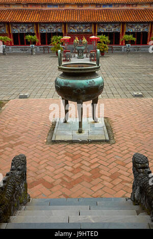 Einer der neun dynastischen Urnen (1835/36) und Mieu Tempel, historische Zitadelle in Hue (Reichsstadt), Hue, North Central Coast, Vietnam Stockfoto