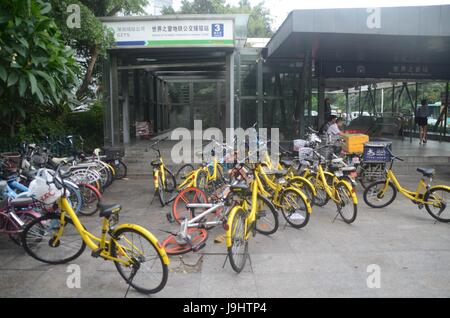 Bike-sharing-Chaos in China. Mobile und Ofo hat Chinas Straßen mit Zyklen überschwemmt. U-Bahn Eingang blockiert. Bild von Shenzhen. Stockfoto