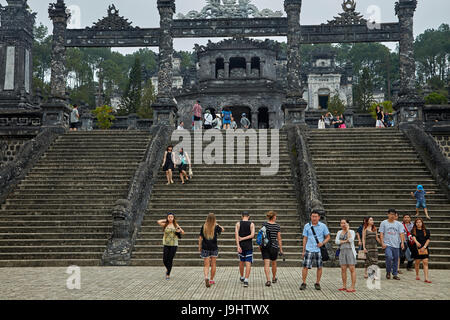 Touristen am Grab von Khai Dinh Hue, Thua Thien Hue Provinz, North Central Coast, Vietnam Stockfoto