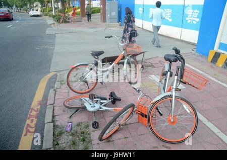 Bike-sharing-Chaos in China. Mobile und Ofo hat Chinas Straßen mit Zyklen überschwemmt. U-Bahn Eingang blockiert. Bild von Shenzhen. Stockfoto