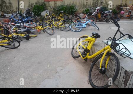 Bike-sharing-Chaos in China. Mobile und Ofo hat Chinas Straßen mit Zyklen überschwemmt. U-Bahn Eingang blockiert. Bild von Shenzhen. Stockfoto