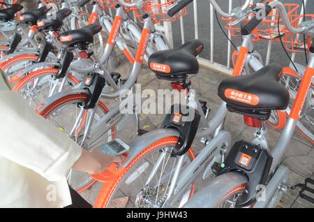 Bike-sharing in China. Mobile und Ofo hat Chinas Straßen mit Zyklen überschwemmt. Bezahlen Sie mit Handy und QR-Code. Bild von Shenzhen. Stockfoto