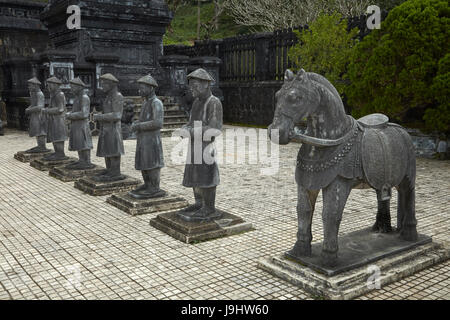 Stein Mandarin Ehrengarde am Grab von Khai Dinh Hue, North Central Coast, Vietnam Stockfoto