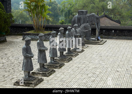 Stein Mandarin Ehrengarde am Grab von Khai Dinh Hue, North Central Coast, Vietnam Stockfoto