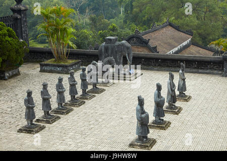 Stein Mandarin Ehrengarde am Grab von Khai Dinh Hue, North Central Coast, Vietnam Stockfoto