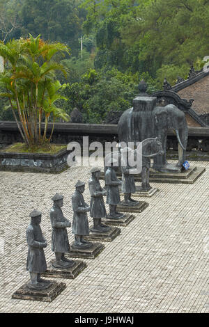 Stein Mandarin Ehrengarde am Grab von Khai Dinh Hue, North Central Coast, Vietnam Stockfoto