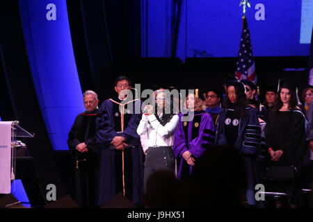 Nach mehr als einer Woche der Protest & Kontroverse CUNY School of Public Health Abschlussfeiern in Harlems Apollo Theater mit dem ehemaligen Präsidenten von den Arab American Association of New York, Linda Sarsour, mit einer mitreißenden Keynote-Rede gehalten. Neben Frau Sarsour, Frau Bürgermeister Bill de Blasio, Chirlane McCray erhielt Ehrendoktorwürde für ihre Arbeit in psychiatrischen & NYC-Kommissar für Gesundheit, Mary Travis Bassett wurde als der Dekan Champion of Public Health Award ausgezeichnet. Im Außenbereich statt mehrere Dutzend Demonstranten pro & contra Positionen vertreten entlang 125th Street, Vigil. (Foto: Stockfoto