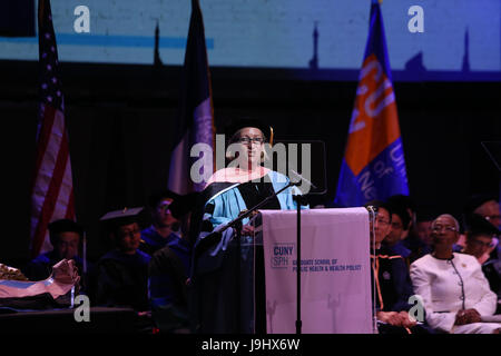 Nach mehr als einer Woche der Protest & Kontroverse CUNY School of Public Health Abschlussfeiern in Harlems Apollo Theater mit dem ehemaligen Präsidenten von den Arab American Association of New York, Linda Sarsour, mit einer mitreißenden Keynote-Rede gehalten. Neben Frau Sarsour, Frau Bürgermeister Bill de Blasio, Chirlane McCray erhielt Ehrendoktorwürde für ihre Arbeit in psychiatrischen & NYC-Kommissar für Gesundheit, Mary Travis Bassett wurde als der Dekan Champion of Public Health Award ausgezeichnet. Im Außenbereich statt mehrere Dutzend Demonstranten pro & contra Positionen vertreten entlang 125th Street, Vigil. (Foto: Stockfoto